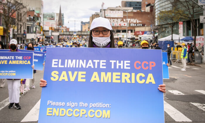 Des pratiquants de Falun Gong participent à un défilé pour commémorer le 22e anniversaire de l'appel pacifique du 25 avril de 10 000 pratiquants de Falun Gong à Pékin, à Flushing, N.Y., le 18 avril 2021. (Samira Bouaou/The Epoch Times)