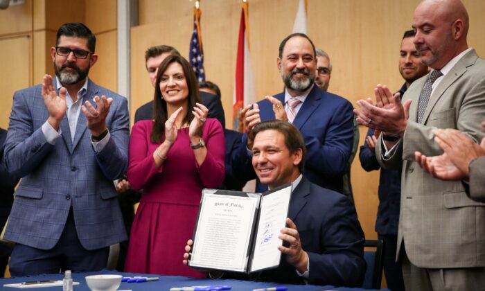 Le gouverneur Ron DeSantis signe le projet de loi 7072 à l'université internationale de Floride à Miami, le 24 mai 2021. (Samira Bouaou/The Epoch Times)