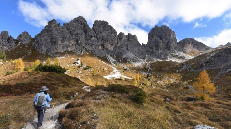 Un randonneur sur la Cadina di Misurina qui a été le théâtre de violents combats pendant la Première Guerre mondiale de 1915-1917 entre l'Autriche-Hongrie et l'Italie dans les chaînes de montagnes des Dolomites en Italie du Nord, le 8 octobre 2018. (Crédit photo MARK RALSTON/AFP via Getty Images)