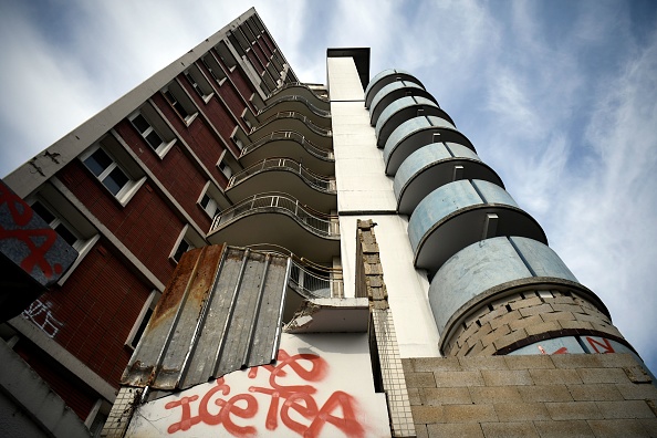 Cette photo prise le 28 août 2019 montre une vue d'un immeuble du quartier Youri Gagarine à Ivry-sur-Seine, en périphérie de la capitale française Paris.  (LIONEL BONAVENTURE/AFP via Getty Images)