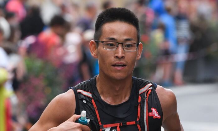 Le coureur chinois Jing Liang participe à la course de 170 kilomètres de l'Ultra Trail du Mont-Blanc (UTMB) autour du Mont-Blanc, traversant la France, l'Italie et la Suisse, à Chamonix, en France, le 30 août 2019. (Jean-Pierre Clatot/AFP via Getty Images)