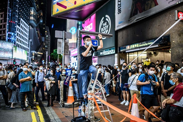 -Joshua Wong, lors de la veillée dans le parc de Victoria à Hong Kong le 4 juin 2020, défiant l'interdiction de se rassembler. Photo par Anthony WALLACE /AFP via Getty Images.