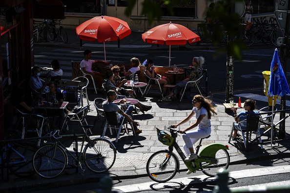 Déconfinement à Paris en juin 2020. (Photo :  CHRISTOPHE ARCHAMBAULT/AFP via Getty Images)