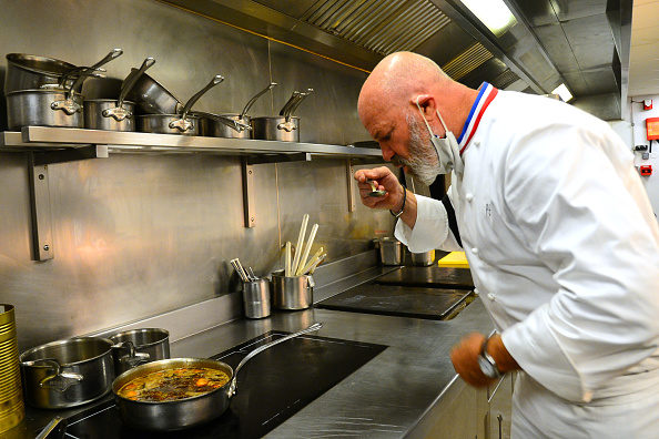 Le chef français Philippe Etchebest dans la cuisine de son restaurant "Le Quatrieme Mur" à Bordeaux, dans le sud-ouest de la France, le 30 septembre 2020.   (MEHDI FEDOUACH / AFP) (Photo by MEHDI FEDOUACH/AFP via Getty Images)