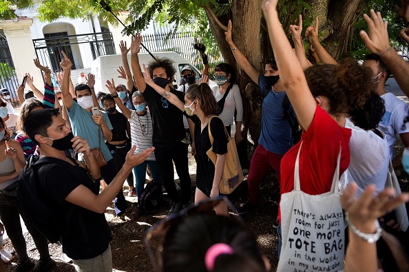 -Un groupe de jeunes intellectuels et artistes manifestent aux portes du ministère de la Culture à La Havane, le 27 novembre 2020. Photo par YAMIL LAGE / AFP via Getty Images.