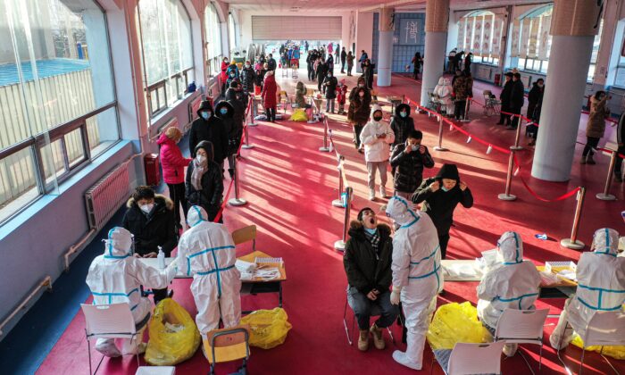 Des personnes font la queue pour le test Covid-19 dans la ville de Shenyang, province de Liaoning, Chine, le 2 janvier 2021. (AFP via Getty Images)