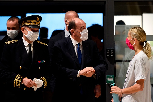 Le Premier ministre Jean Castex et le préfet de la Moselle Laurent Touvet en visite à l'hôpital Mercy de Metz-Thionville à Ars-Laquenexy le 14 janvier 2021. (Photo JEAN-CHRISTOPHE VERHAEGEN/AFP via Getty Images)