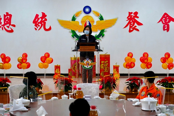 -La présidente taïwanaise Tsai Ing-wen lors de l'inspection des troupes militaires à Tainan, dans le sud de Taïwan, le 15 janvier 2021. Photo de Sam Yeh /AFP via Getty Images. 