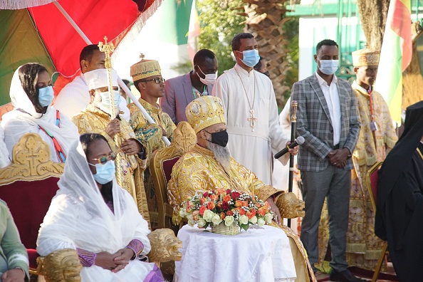 -Le patriarche éthiopien Abune Mathias aux côtés du maire de la ville d'Addis-Abeba assiste à la célébration de l'épiphanie éthiopienne le 19 janvier 2021. Photo par Amanuel SILESHI /AFP via Getty Images.