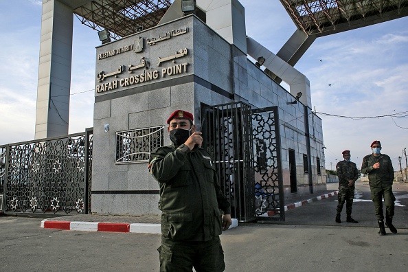 - L'Egypte a ouvert son passage frontalier avec Gaza, pour faire entrer les ambulances égyptiennes dans la bande de Gaza. Photo de SAID KHATIB /AFP via Getty Images.