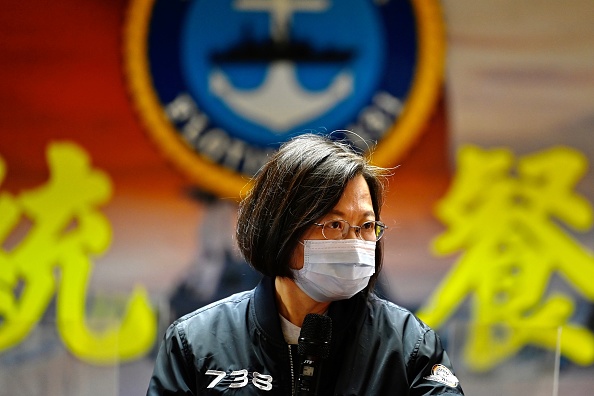 La présidente taïwanaise Tsai Ing-wen s'exprime lors de son inspection d'une flotte de la marine de la République de Chine à Keelung, le 8 mars 2021. (Photo : SAM YEH/AFP via Getty Images)