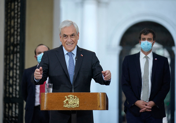 Le président chilien, Sebastian Pinera, ors de la promulgation de la loi qui reporte de cinq semaines les élections des maires, des gouverneurs et des électeurs initialement prévues les 10 et 11 avril, au palais présidentiel de La Moneda à Santiago. , le 6 avril 2021.(Photo : ALEX IBANEZ/CHILEPRESIDENCY/AFP/AFP via Getty Images)