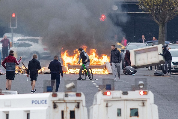 - L'Irlande du Nord connaît ses pires troubles de ces dernières années, principalement en raison de sa communauté unioniste qui est en colère face à une dislocation économique apparente due au Brexit. Photo par PAUL FAITH / AFP via Getty Images