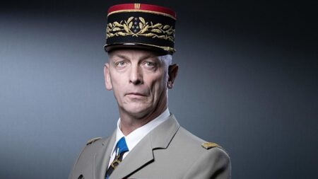 « Tu devras un jour en répondre devant Dieu » : l’ancien aumônier des parachutistes fustige le chef d’état-major des armées dans une lettre