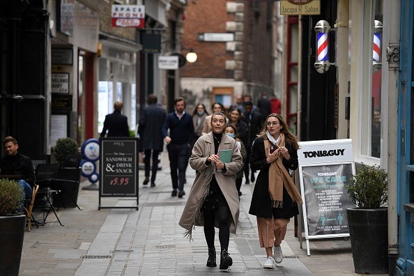 Des piétons passent devant des magasins à l'heure du déjeuner dans la ville de Londres le 29 avril 2021. (Photo : DANIEL LEAL-OLIVAS/AFP via Getty Images)