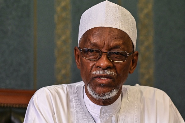 -L'ancien président tchadien Goukouni Oueddei, lors d'un entretien avec l'Agence France Presse (AFP) à N’Djamena le 2 mai 2021. Photo Issouf SANOGO / AFP via Getty Images.