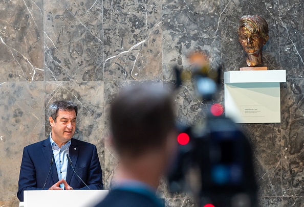 -Le Premier ministre de l'État de Bavière, Markus Soeder, parle sous le buste de l'anti- fasciste « Sophie Scholl » dans le sud Allemagne, le 7 mai 2021. Photo par Peter Kneffel POOL/AFP via Getty Images.