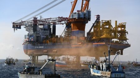 Parc éolien au large de Saint-Brieuc : 72 bateaux de pêche entourent le navire-plateforme du « projet scandaleux »