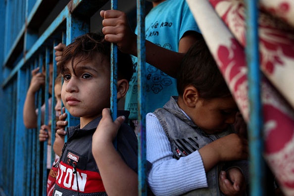 Une fille palestinienne, qui a fui son domicile, joue dans une école accueillant des réfugiés dans la ville de Gaza, le 14 mai 2021. (MOHAMMED ABED/AFP via Getty Images)