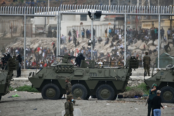 Des soldats espagnols et des agents de la Guardia Civil espagnole montent la garde après l'entrée de quelque 8 000 migrants dans l'enclave espagnole de Ceuta. (Photo : ANTONIO SEMPERE/AFP via Getty Images)