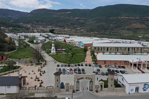 -Un complexe blotti dans de douces collines à 60 kilomètres au sud de la capitale Tirana le 2 avril 2021. Photo de Gent SHKULLAKU/AFP via Getty Images.