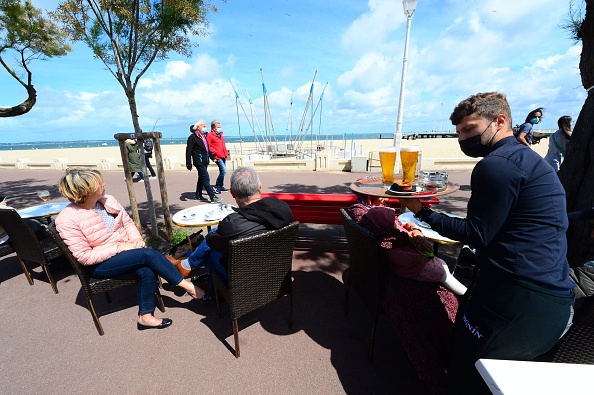 En terrasse à Arcachon, près de Bordeaux, le 19 mai 2021. (Photo MEHDI FEDOUACH/AFP via Getty Images)