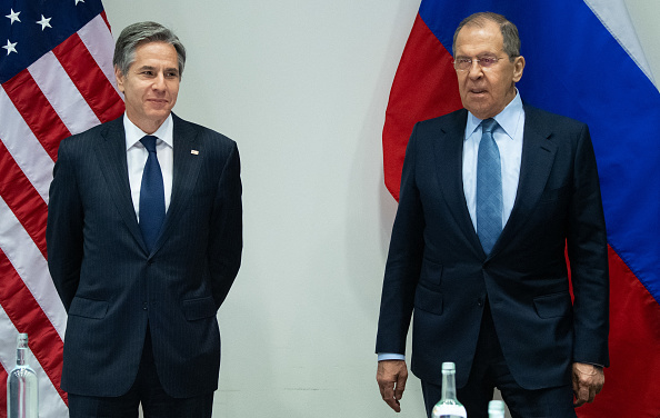 -Le secrétaire d'État américain Antony Blinken et le ministre russe des Affaires étrangères Sergueï Lavrov arrivent pour une réunion en Islande, le 19 mai 2021. Photo par SAUL LOEB / POOL / AFP via Getty Images.