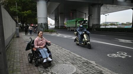 A Shanghai, les fauteuils roulants slaloment dans la circulation