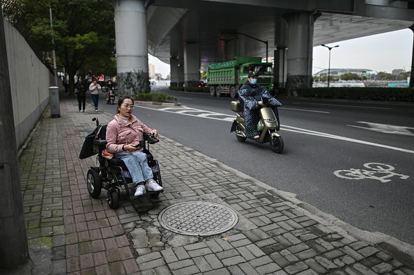 -La blogueuse vidéo Zhao Hong Cheng dans une rue en route pour son travail à Shanghai le 17 mars 2021. Photo Hector RETAMAL / AFP via Getty Images.