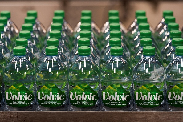 -Autour de la société française des eaux minérales Volvic (Puy-de-Dôme), l'eau se fait rare et le mécontentement monte, accusé de vider les ressources au détriment de l'environnement. Photo par Thierry ZOCCOLAN / AFP via Getty Images.