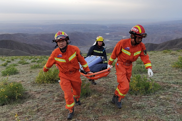 Des sauveteurs recherchent des coureurs qui participaient à une course de montagne de 100 kilomètres, le 22 mai 2021. Photo de STR / AFP via Getty Images.