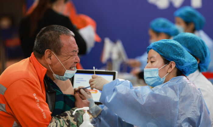 Un ouvrier chinois reçoit le vaccin contre le coronavirus Covid-19 du China National Biotec Group (CNBG) à Shenyang, dans la province de Liaoning (nord-est de la Chine), le 23 mai 2021. (STR/AFP via Getty Images)