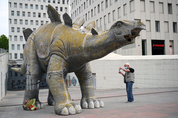 Une grande statue de dinosaure à Santa Coloma de Gramenet près de Barcelone, où un homme de 40 ans est mort après être resté coincé à l'intérieur de la statue. (Photo :  LLUIS GENE/AFP via Getty Images)