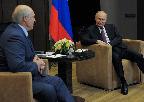 Le président russe Vladimir Poutine rencontre son homologue biélorusse Alexandre Loukachenko à Sotchi, le 28 mai 2021. Photo de Mikhail Klimentyev /Sputnik/AFP via Getty Images.