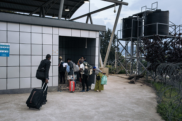 -Les habitants de Goma traversent la frontière rwandaise au poste frontière de Gisenyi le 28 mai 2021. Photo ALEXIS HUGUET/AFP via Getty Images.




