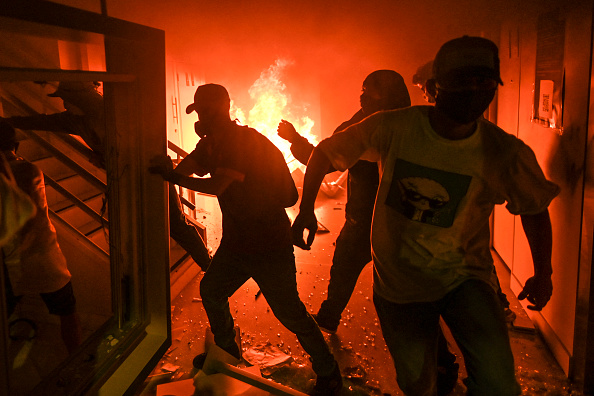 Un bureau de banque est incendié par des manifestants lors d'affrontements entre manifestants et la police, en Colombie, le 28 mai 2021. Photo de JOAQUIN SARMIENTO / AFP via Getty Images.