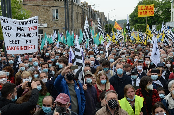 Des milliers de personnes ont manifesté le 29 mai 2021 à Guingamp pour défendre "l'enseignement immersif" en langues régionales, censuré par le Conseil constitutionnel. (Photo JEAN-FRANCOIS MONIER/AFP via Getty Images)