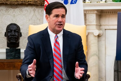 Le président américain Donald Trump rencontre le gouverneur de l'Arizona Doug Ducey dans le Bureau ovale de la Maison-Blanche, le 5 août 2020 à Washington, DC. (Doug Mills-Pool/Getty Images)