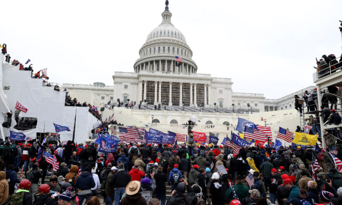 Des manifestants se rassemblent devant le Capitole des États-Unis à Washington, le 6 janvier 2021. (Tasos Katopodis/Getty Images)