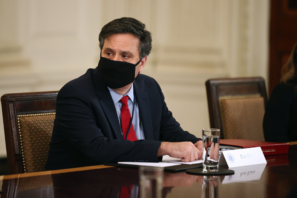 Le chef de cabinet de la Maison Blanche, Ron Klain, se joint à une réunion avec le président américain Joe Biden, des membres de son cabinet, le 24 mars 2021 à Washington, DC. (Photo : Chip Somodevilla/Getty Images)