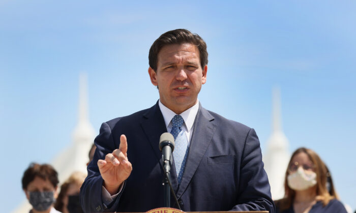 Le gouverneur de Floride, Ron DeSantis, s'adresse aux médias au sujet de l'industrie des croisières lors d'une conférence de presse au Port de Miami, en Floride, le 8 avril 2021. (Joe Raedle/Getty Images)