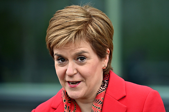 Le premier ministre Nicola Sturgeon pose pour une photo à l'extérieur du centre de comptage de votes, le 7 mai 2021 à Glasgow, en Écosse. (Photo : Jeff J Mitchell/Getty Images)