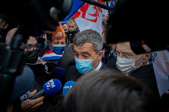 Le ministre de l'Intérieur, Gérard Darmanin, assiste à une manifestation de policiers devant l'Assemblée nationale le 19 mai 2021. (Photo :  Kiran Ridley/Getty Images)