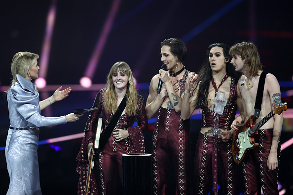 La présentatrice Chantal Janzen présente le trophée à Victoria De Angelis, Damiano David, Ethan Torchio et Thomas Raggi de Måneskin (Italie) pour la chanson gagnante "Zitti e buoni" (Tais-toi et sois tranquille) lors de la grande finale du 65e Concours Eurovision de la chanson qui s'est tenue au Rotterdam Ahoy le 22 mai 2021 à Rotterdam, aux Pays-Bas. (Photo :  Dean Mouhtaropoulos/Getty Images)