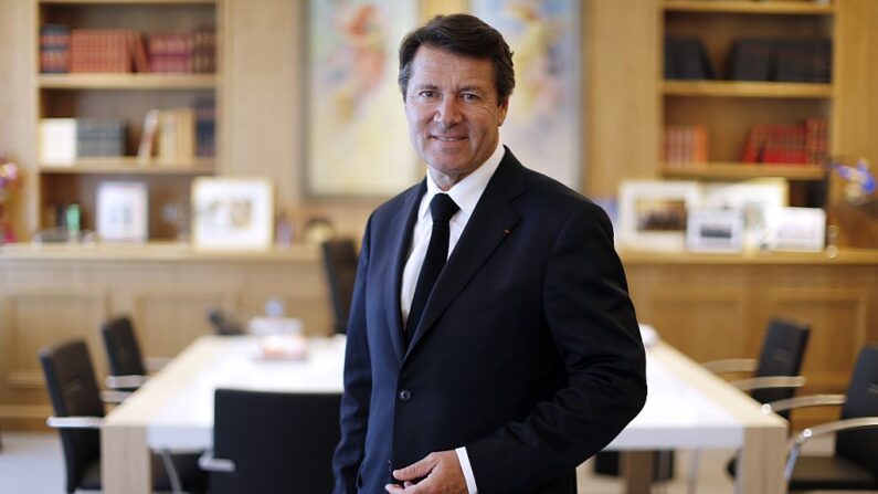 Christian Estrosi, maire de Nice, pose dans une salle de la mairie, le 2 septembre 2015. (Crédit photo VALERY HACHE/AFP via Getty Images)