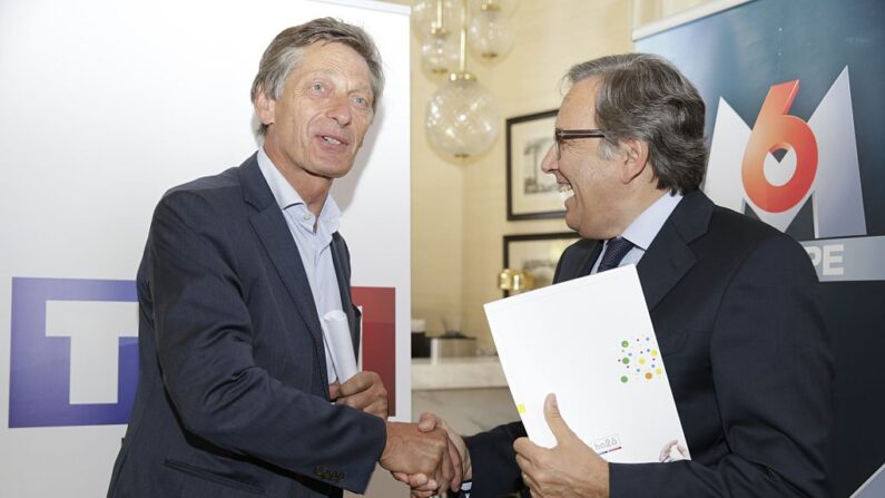 Le président de la chaîne française M6 Nicolas de Tavernost (G) et le président de la chaîne française TF1 Nonce Paolini (D), le 10 septembre 2015 à Paris.(KENZO TRIBOUILLARD/AFP via Getty Images)