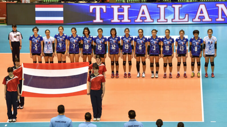 Des joueuses de la Thaïlande s'alignent pour l'hymne national avant le match de qualification olympique mondial féminin de volley-ball entre la Thaïlande et la République dominicaine au Tokyo Metropolitan Gymnasium à Tokyo, au Japon, le 14 mai 2016. (Koki Nagahama/Getty Images)