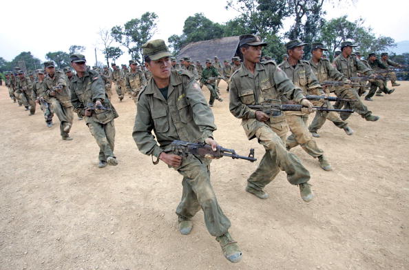 -Illustration- Les guérilleros de l'ethnie Shan s'entraînent à la frontière entre la Thaïlande et le Myanmar. 28 janvier 2006. Photo PORNCHAI KITTIWONGSAKUL / AFP via Getty Images.