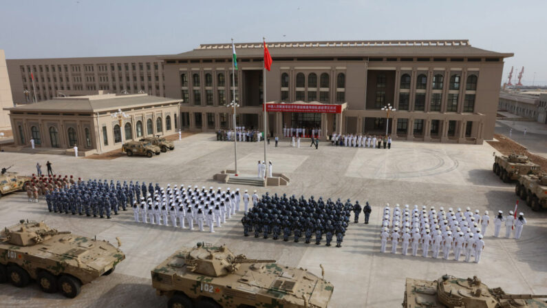 Des membres de l'Armée populaire de libération chinoise assistent à la cérémonie d'ouverture de la nouvelle base militaire chinoise à Djibouti, le 1er août 2017. (STR/AFP via Getty Image)