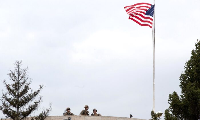 Des soldats américains montent la garde sur le toit de l'ambassade des États-Unis à Ankara le 26 avril 2021, après que les États-Unis aient fermé leur ambassade à Ankara et le consulat à Istanbul et dans deux autres villes pour les services aux citoyens et les visas par précaution les 26 et 27 avril. Cette fermeture intervient après que le 26 avril 2021, Recep Tayyip Erdogan, président de la Turquie, a dénoncé la reconnaissance du génocide arménien par le président américain Joe Biden comme étant "sans fondement" et nuisible aux relations bilatérales. (Adem Altan/AFP via Getty Images)